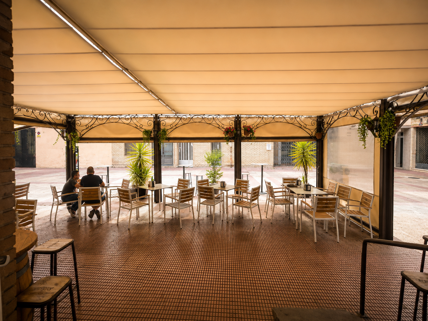 Terraza exterior del bar en Plaza La Foia